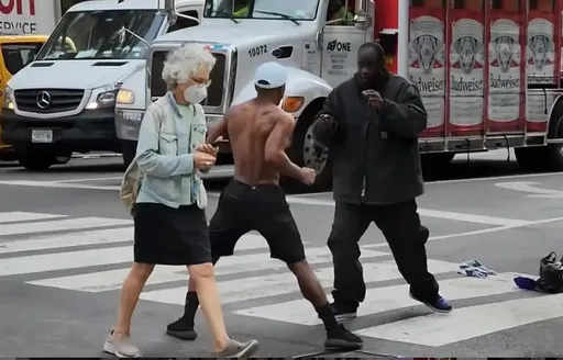 紐約凶殺案ing　大媽淡定從身旁路過