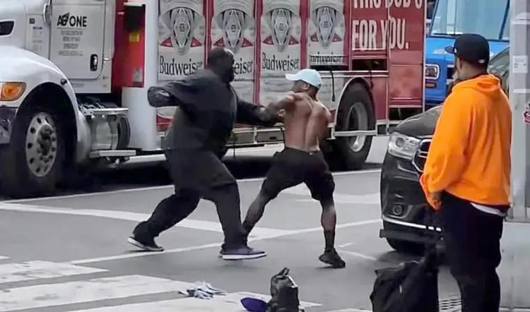 紐約人（右）就在旁邊看著兇手（左一）刺殺被害人（中）。翻攝twitter@nypd