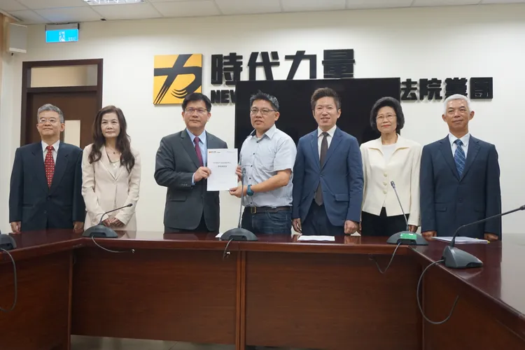 時力黨團總召邱顯智將大法官被提名人問卷調查表遞給林佳龍。時力提供