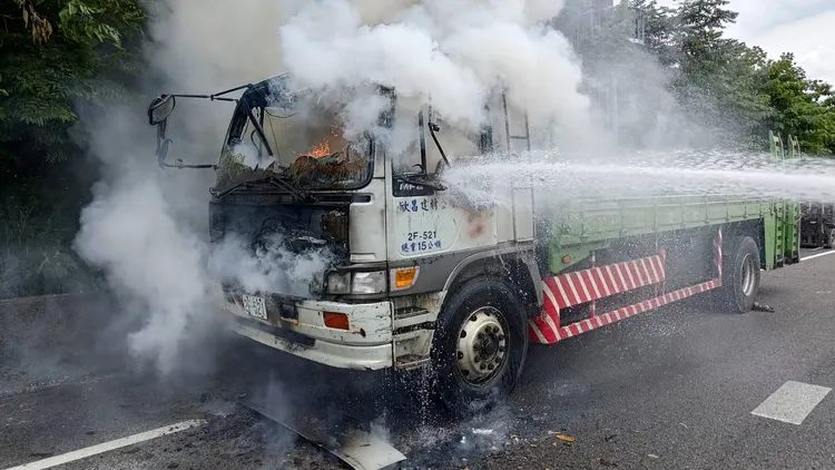 警消灌救。國道警方提供