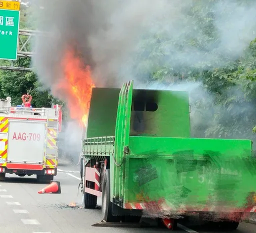大貨車行經國1新竹段冒煙急停路肩 駕駛下車查看車瞬陷火海