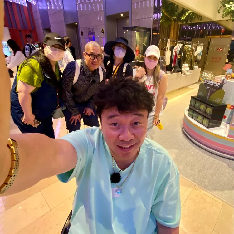 具俊曄（後排右二）、姜元來被路人認出，大方合影留念。翻攝姜元來IG