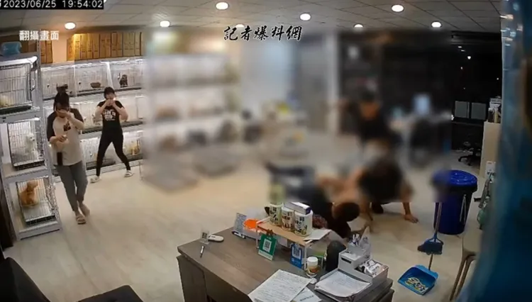 嫌犯持開山刀朝林姓店員猛砍，旁邊的女店員嚇得花容失色。翻攝記者爆料網