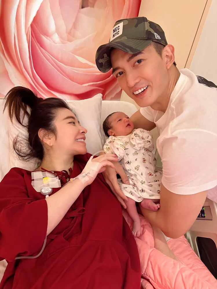 王家梁（右）抱著他跟許維恩生的女兒十分開心。維恩原創提供