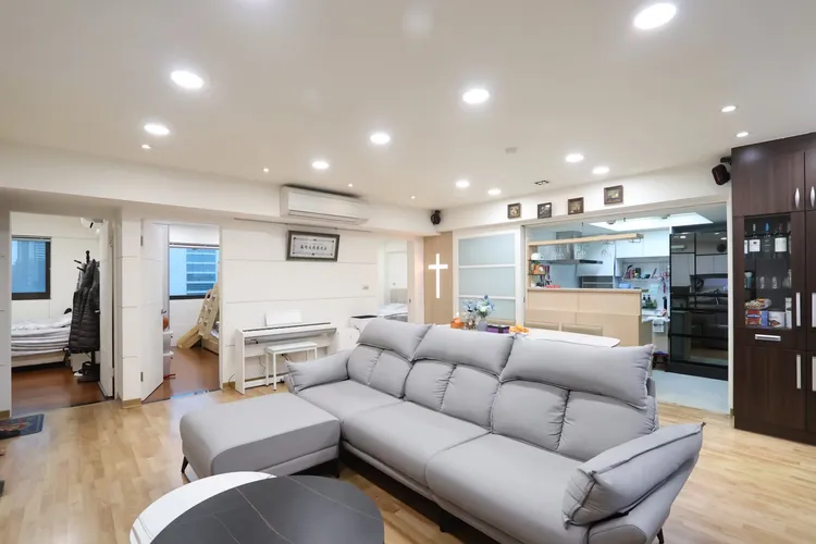 客廳方正又寬敞，適合一家人談天聯繫感情。鄭孟晃攝