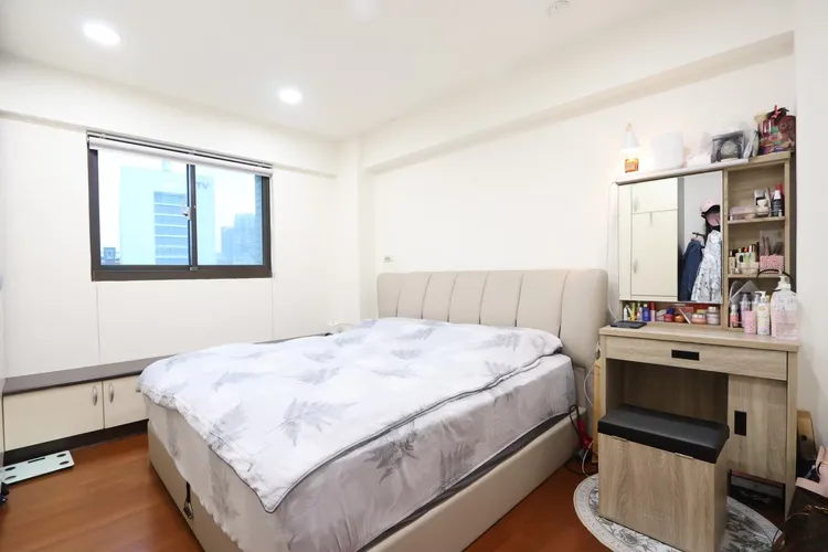 溫馨主臥房，窗外可見民視電視台大樓。鄭孟晃攝