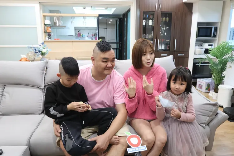 林道遠（左二起）和老婆靜香受訪時，寶貝兒女見鏡頭毫不怯場。鄭孟晃攝