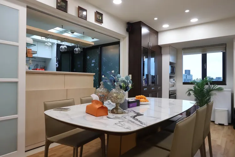 超大餐桌非常適合一大家子用餐。鄭孟晃攝