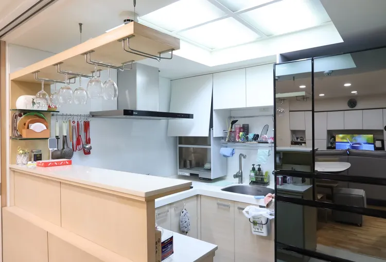 小而巧的廚房，透過鏡面冰箱讓空間感放大。鄭孟晃攝