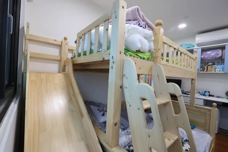 林道遠兒女睡上下舖，還附有溜滑梯。鄭孟晃攝