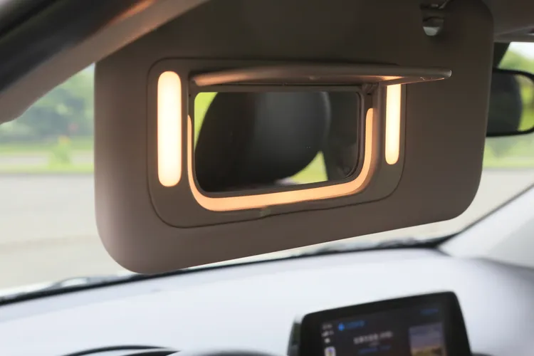 Picanto Latte Edition車內新增駕駛座遮陽板附LED柔光化妝鏡。林浩昇攝
