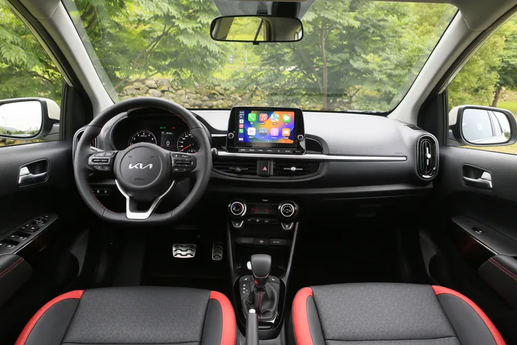 Picanto Latte Edition配備D-Cut跑格化方向盤搭配皮質排檔桿，搭配懸浮式8吋多媒體影音觸控系統。林浩昇攝