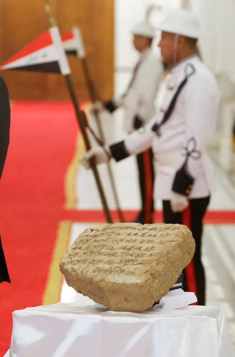 石碑上刻有完整楔形文字。路透社