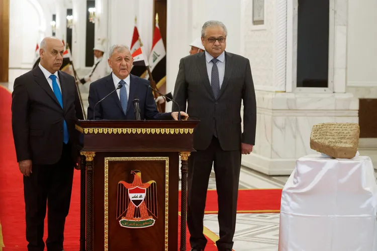 伊拉克總統拉希德18日展示從義大利帶回來的古文明石碑。路透社