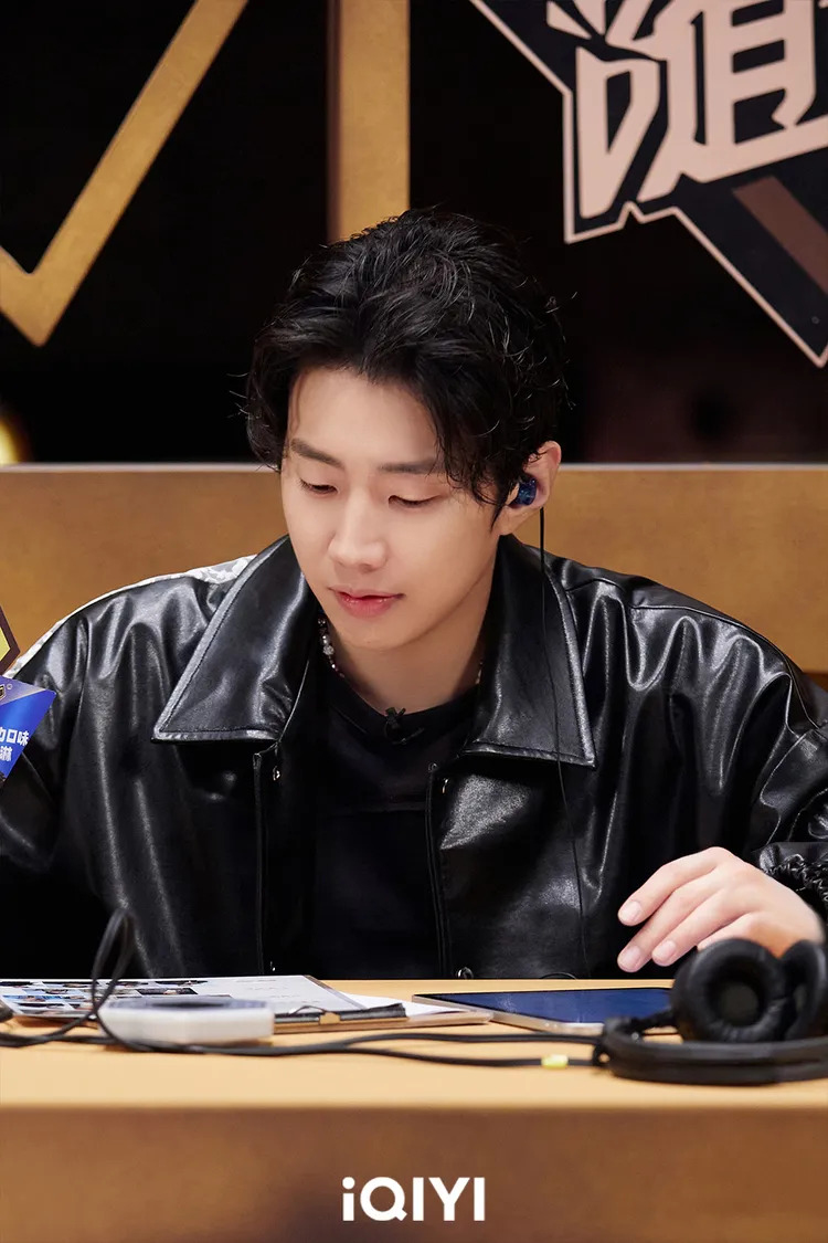 朴宰範現身節目擔任巔峰賽事評論員。愛奇藝提供