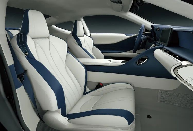 2024年式LC車系導入天蔚藍/雲霧白雙色內裝，採Semi-Aniline頂級真皮搭配豪華皮革。原廠照片