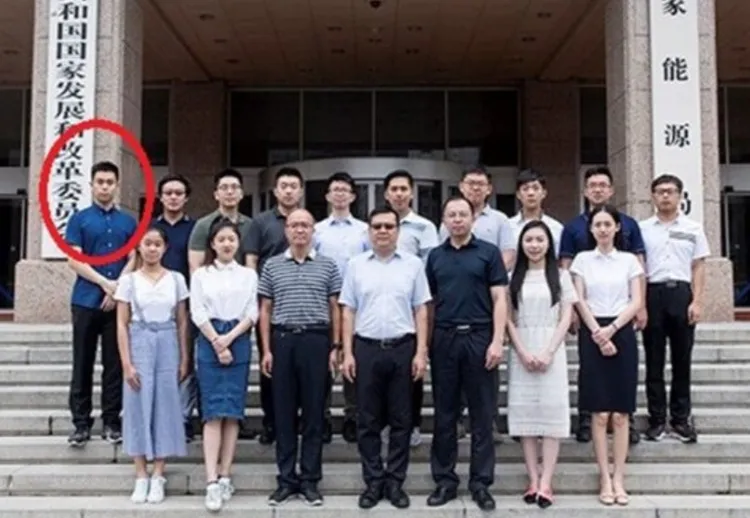 官二代渣男牟林翰（紅圈）多次參與國家中央培訓班，準備日後接班父輩的權錢資產。翻攝微博/牟林翰