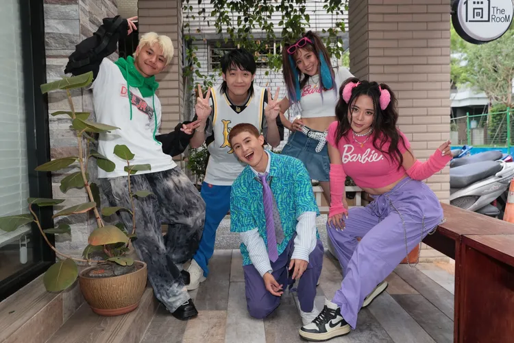 夏沐（右起）、梁舒涵、B.T.O.D共同唱此次啤酒節主題曲《我看你是啤在Young》。彭欣偉攝