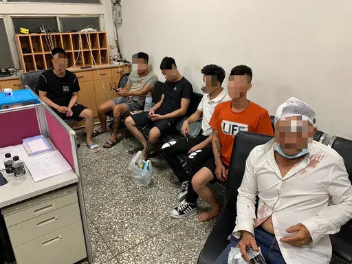 幹架片｜敬酒爆大亂鬥！店內打到馬路上　台南警逮6移工法辦