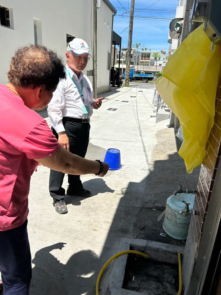 防疫人員執行家戶強制孳生源檢查。衛生局提供