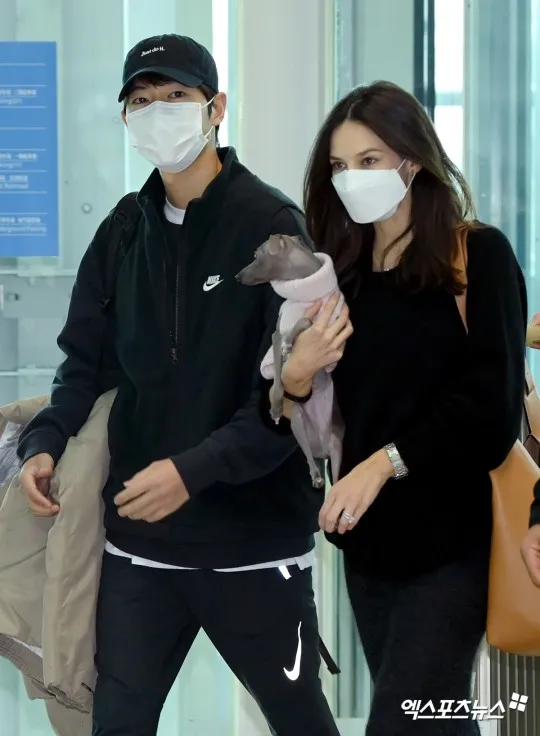 宋仲基（左）再婚凱蒂5個月就升格當爸。翻攝xportsnews