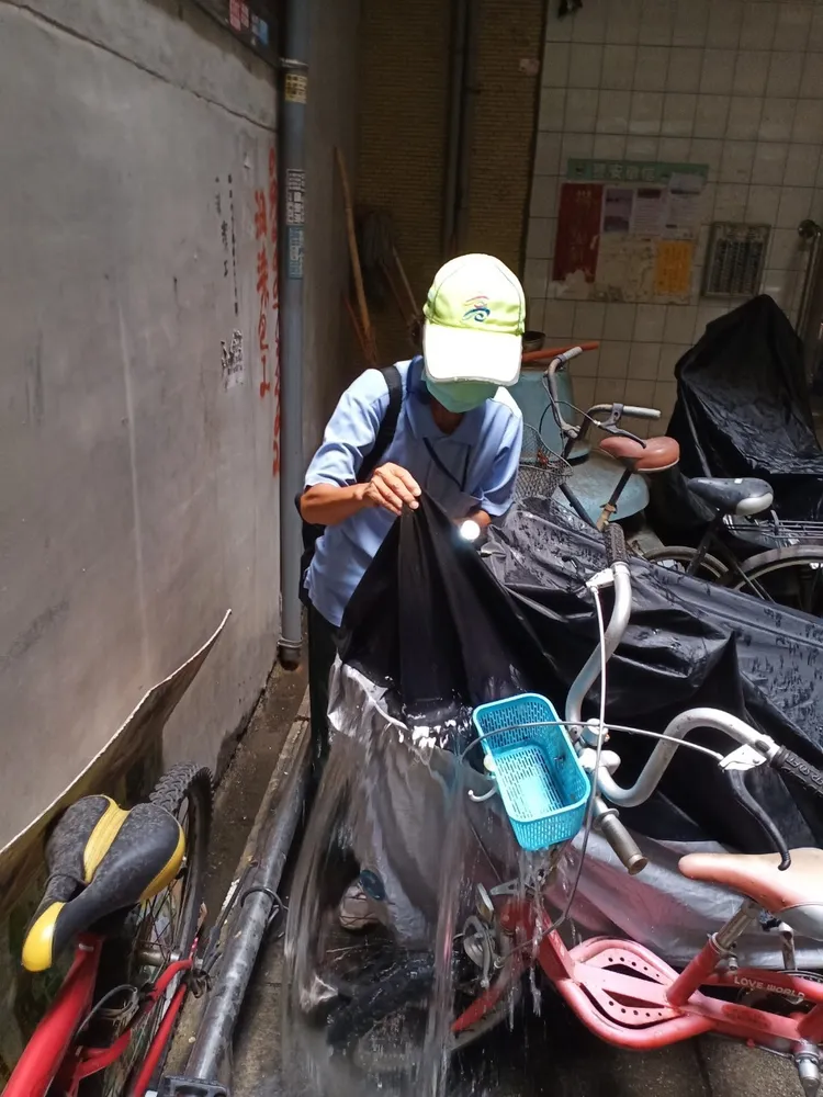 防疫人員針對個案活動地周邊，家戶室內外同步孳生源清除，並緊急噴藥滅蚊。翻攝畫面