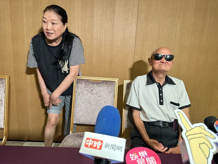 李炳輝（右）老婆雅惠秀出膝蓋的傷。黃盈容攝