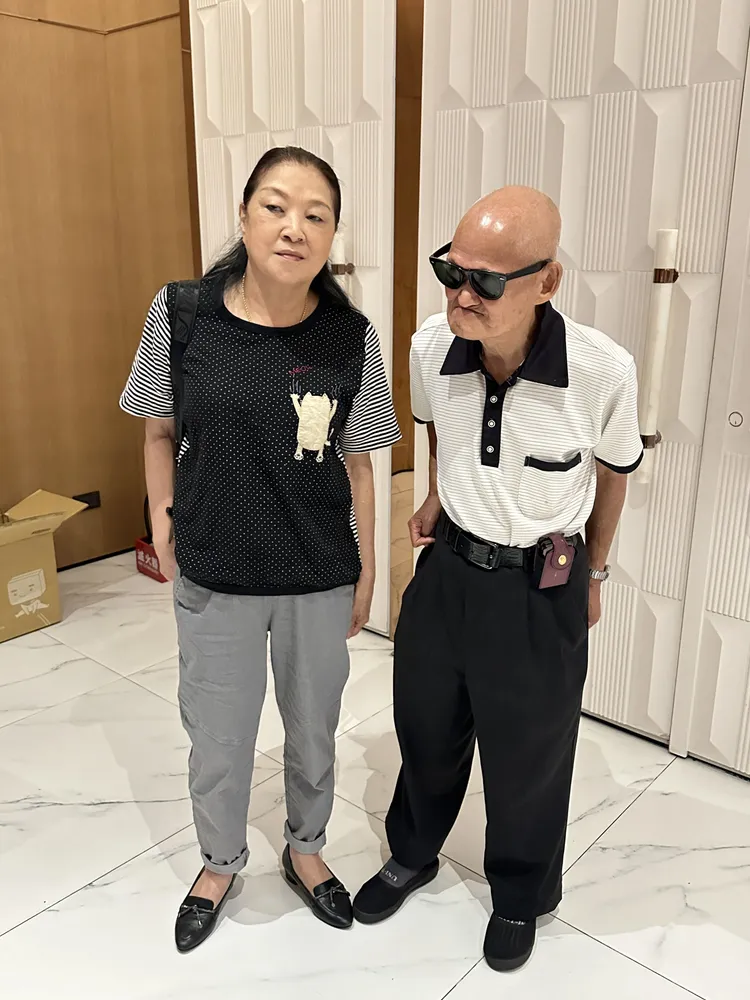 李炳輝（右）和老婆日子雖不富裕，但也感恩。黃盈容攝
