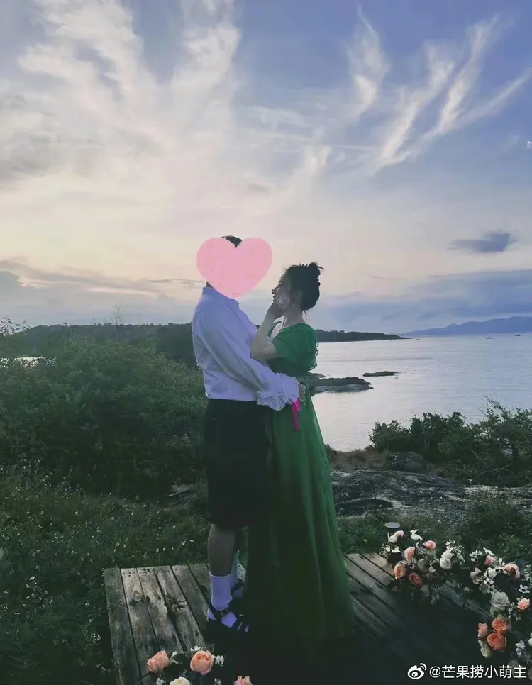 闞清子男友穿白襪配涼鞋引起熱議。翻攝芒果撈小萌主微博