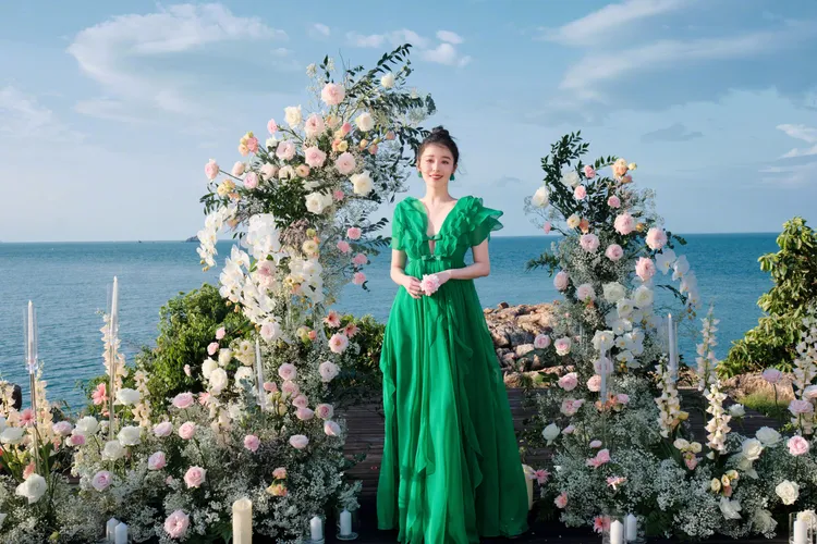 闞清子一襲綠色紗裙徜徉花海中。翻攝闞清子微博