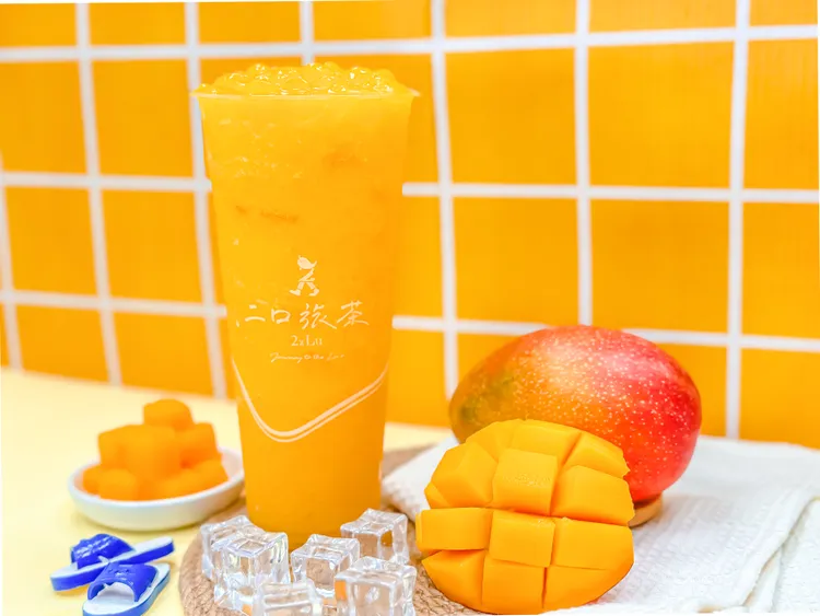 二口旅茶「爆芒沙沙恰恰」加入芒果風味寒天晶球「芒果波波」，嚼勁十足。業者提供