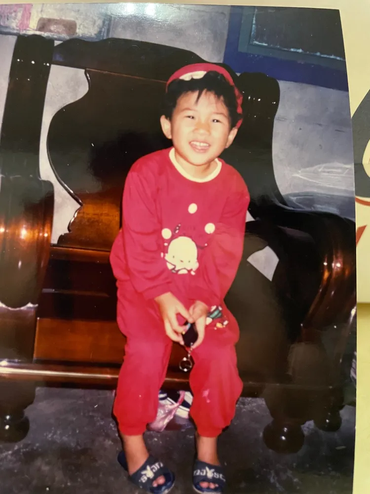 易女小時候可愛模樣。翻攝畫面