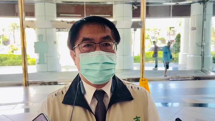 黃偉哲受訪時一件一件說分明。市府提供