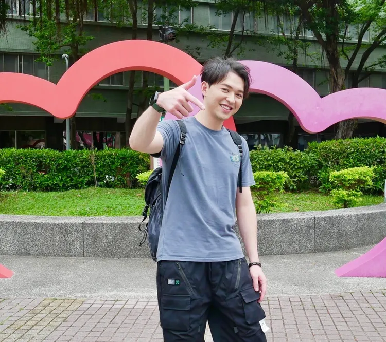 李子森被工作人員讚脾氣好。民視提供