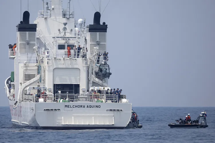 菲律賓海岸巡防隊，本月初於菲律賓呂宋島巴丹外海，與美、日海巡單位聯合演習。資料照片