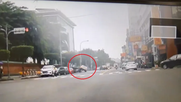 BMW跑車緩慢逆撞路邊停放的車輛。翻攝爆料公社