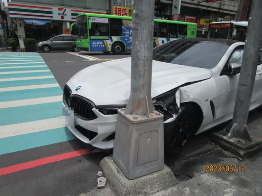 台中700萬BMW跑車詭異逆撞　畫面曝光！駕駛4字自曝原因