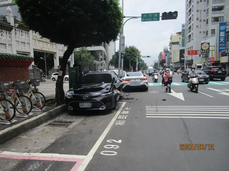 BMW右轉後一路逆向。民眾提供