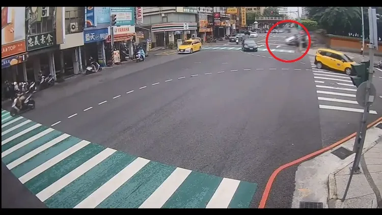 BMW賴姓駕駛歸咎於自己「駕駛不慎」。民眾提供