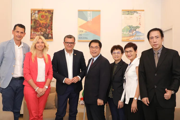 雙方在台南市美術館相見歡。市府提供