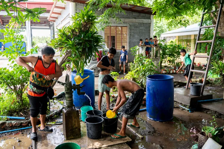 居民暫住在收容所中。路透社