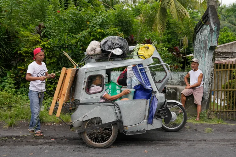 火山口周邊居民帶著家當避難。美聯社