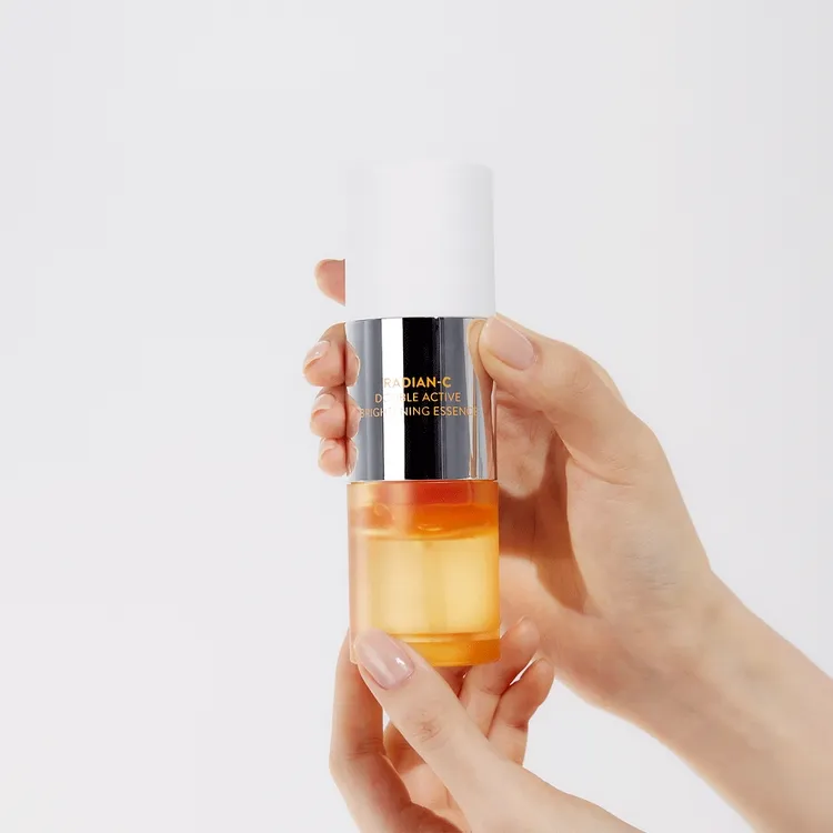 初次使用維他命C淨膚煥白雙精萃，需先以1隻手順時針扭轉瓶身中段、另一隻手同時逆時針旋轉瓶身底部，扭轉到正確位置時，背面LANEIGE標誌會出現於產品名稱下方。品牌提供