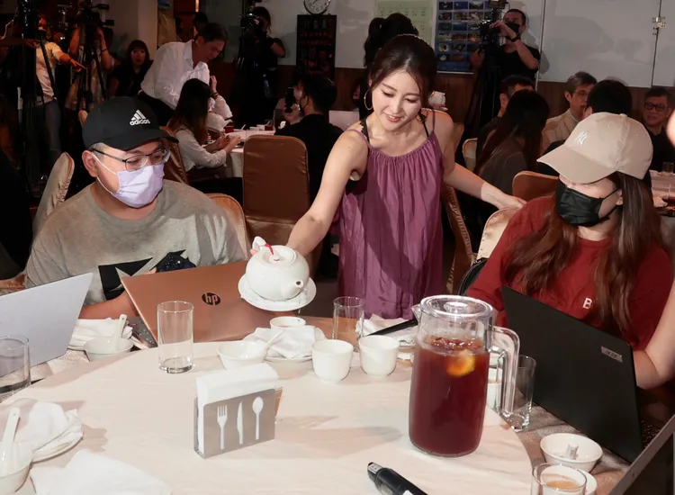 麻衣變身服務生，為客人倒茶。彭欣偉攝