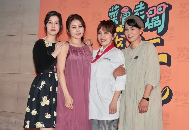 愛紗（右二）新節目昔日夥伴麻衣（左二）、朋子（左）、千佳，都來力挺。彭欣偉攝