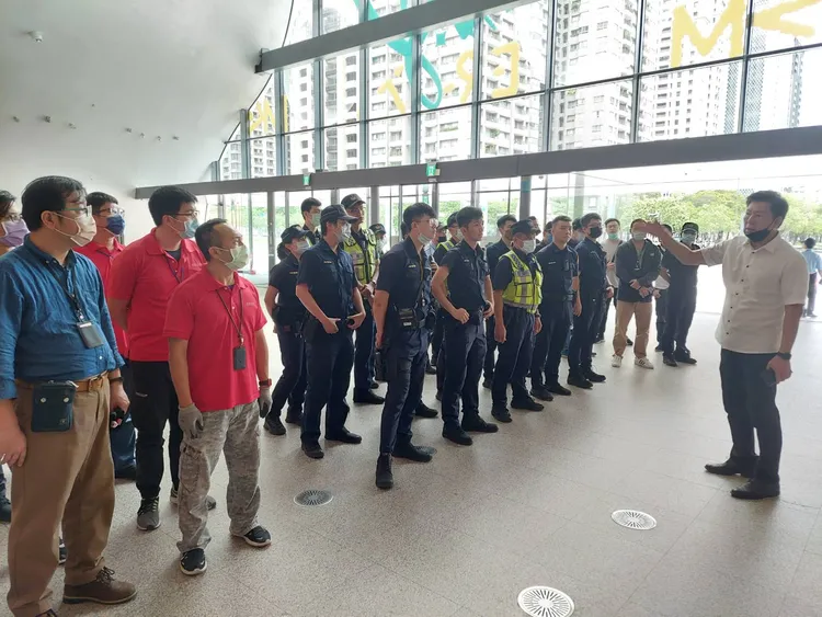 大批警力在台中國家歌劇院搜索疑似爆裂物。警方提供