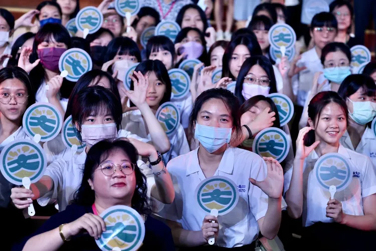 蔡英文祝福同學畢業快樂，鵬程萬里。林林攝