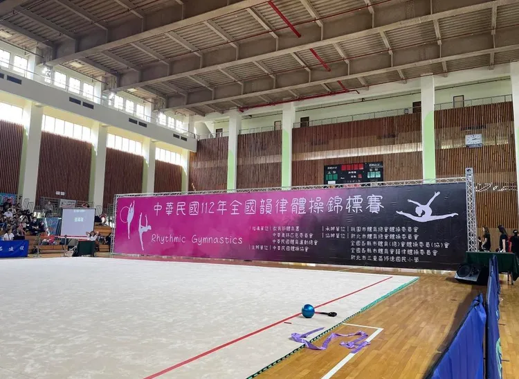 瑞莎質疑賽事不公，帶著小選手退賽離開。翻攝自瑞莎臉書