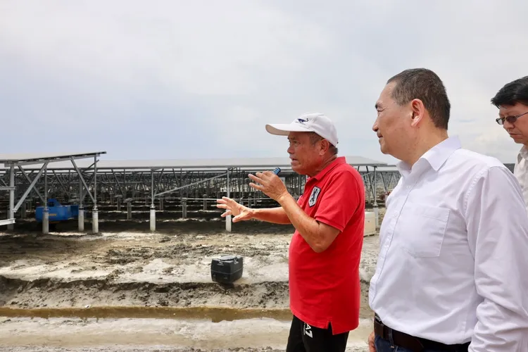 漁民向侯友宜陳情說，清洗太陽能板的廢水造成環境汙染。國民黨提供