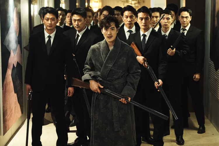 金剛于飾演個性衝動的富二代「韓理事」，擅長使用長槍。車庫娛樂提供